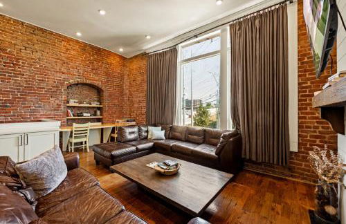 Modern 3BR Condo Walk to Downtown and UT with Parking - Foto 13