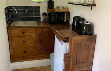 Tiny home in Grade 1 listed church garden - Photo 7