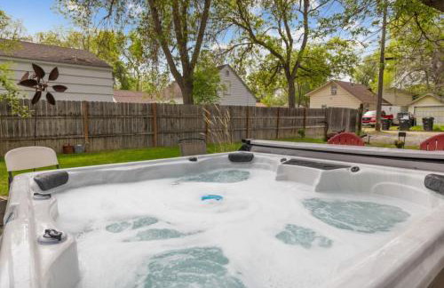 Bo’s 3BR Retreat • Hot Tub • Sauna • Den Suite - Foto 1