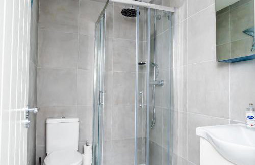 Spacious Home near Heathrow & Windsor with Parking - Photo 8