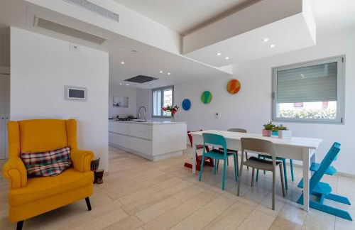 Luxury Seafront Villa with Rooftop Pool & Stunning Sea Views - Foto 31