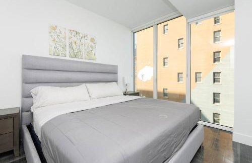 Stylish 3BR High-Rise with Pool, Hot Tub & Rooftop Views - Foto 7