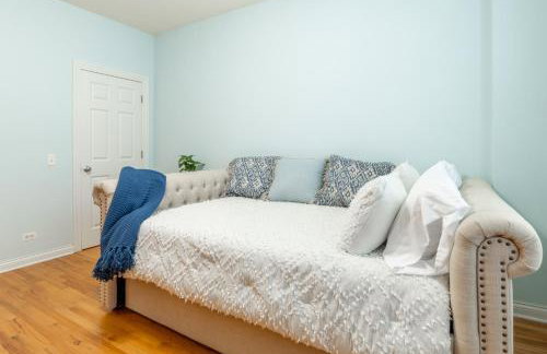 Windy City Getaway - 3BR 2BA Chicago Townhouse home - Photo 42