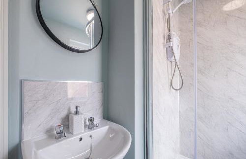 Stunning Home Ideal for comfort by Our Home Short Stays Free parking fast Wi-Fi and plenty of shops and eating options close by - Foto 14