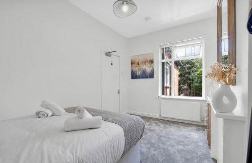 Solace Nights - Large Modern House - 4 Bedrooms - Near M6 & Spaghetti Junction - Fast WiFi - Netflix - Photo 2