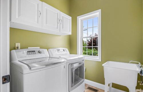 Stunning Modern Retreat! Year-Round Swim Spa | Hot Tub | Movie Room | Firepit - Foto 30