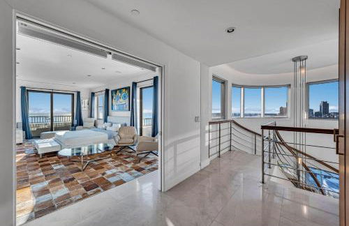 Crown Jewel of Ocean Drive- 2 story Penthouse, 4 Bedrooms & Private rooftop spa - Foto 65