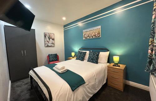 Minstead Houses 5 Bedroom Large House inc 3 Twin Rooms B24 just off M6-J6 Free Parking Driveway 2 Showers Bath 2 WCs Fast Wi-Fi Garden Airport NEC Contractor HS2 Teams Weekly Stays Welcomed Best-in-Class - Foto 8