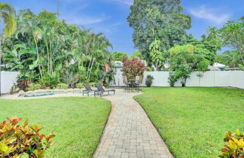 3 min. walk to Wilton Drive, pool and huge yard - Photo 36