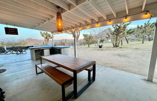 Epic Views, Huge House, Acres of J-Trees to explore, Hot Tub, Pool, AC, and Mini-Golf - Foto 58