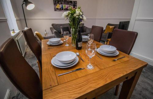 Free Parking, Ideal for Long Term Contractor, etc Stays, Regular Housekeeping Option, 10 min Walk from Beach and Metro 15-20 min Drive to Nissan & Newcastle - Dwellcome Home Ltd 2 DOUBLE Bedroom 3 Bed Apt, Fast WIFI - See our Site for Assurance - Foto 14