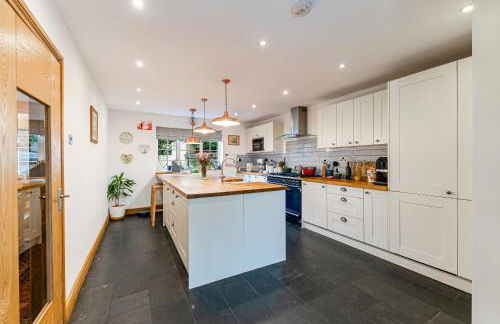 Whimsical Countryside Escape with Sprawling Garden - Foto 10