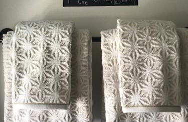 Entire Enchanting, Light-Filled 1830 Farmhouse - Foto 8