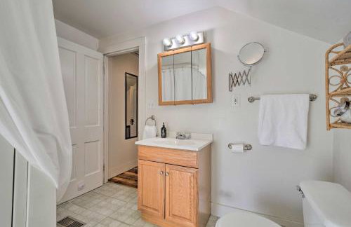 Walk to Beach! Sodus Point Escape with Private Yard - Foto 21