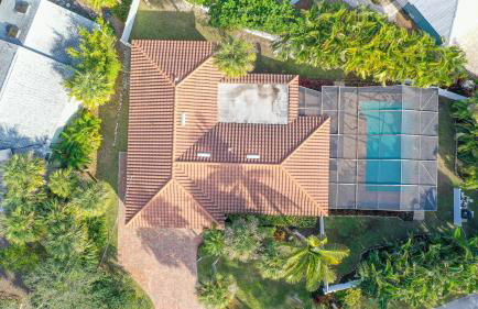 Casa Del Mar - Pet Friendly House on Siesta Key w/ Outdoor Patio & Private Screened-In Heated Pool! - Foto 2