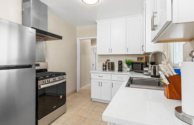 Modern Retreat With Spacious Yard Cozy Interiors - Foto 13