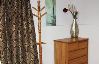 Roomy 2 bedroom 1 bath with private entrance, with fenced yard, and sports court - Foto 7