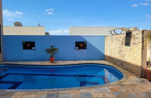 Casa espaçosa com linda piscina - Foto 4