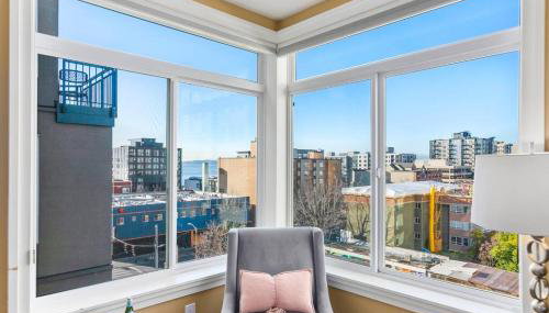 Corner Unit in the middle of it all - 99 Walkscore - Foto 5