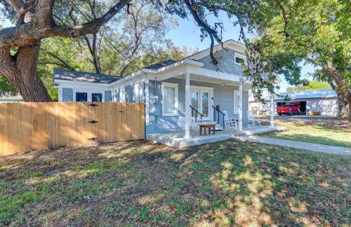 Walk to Downtown Shops and BBQ Home with Fenced Yard - Foto 26