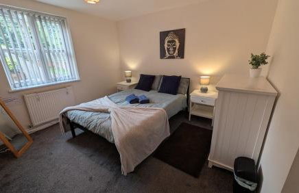 Large Modern House With Private Parking - Photo 82