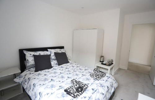 Spacious 3-Story Retreat with Rooftop Terrace and Modern Amenities - Foto 39