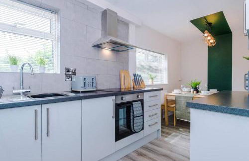 Cheerful 3 bedroom home with parking near Chester - Photo 30