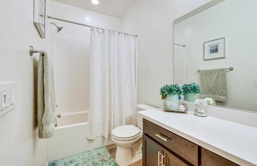 Patio and Yard Luxe Beaumont Getaway! - Foto 18