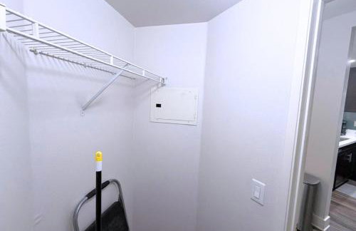 Stylish 2 Bed 2.5 Bath Condo Near Beverly Hills. - Photo 24