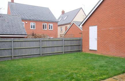 Spacious 4 Bedroom Home with Garden in Bedford - Foto 31