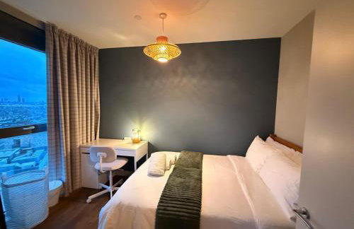 Luxury Private Room with Living Area Wembley Stadium View - Photo 1