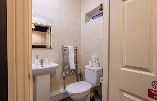 Newly Refurbed 5 Bed House for Contractors, Families & Relocation- Cosely Wolverhampton - Foto 8