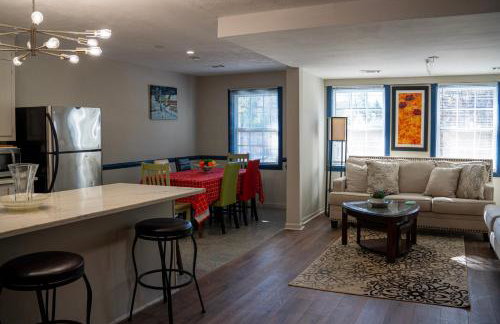 Charming 3 Bedroom Home with Spacious Living and Convenient to Shopping & Interstate - Foto 2