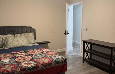 Newer Construction Home in Port Richey 3BR 2BA Bright with High Ceilings, Screened Lanai & Lake View, Fully Furnished, Conveniently Located on a Corner Lot with No Front Neighbors, Short Walk to US-19, Shops & Restaurants - Foto 25