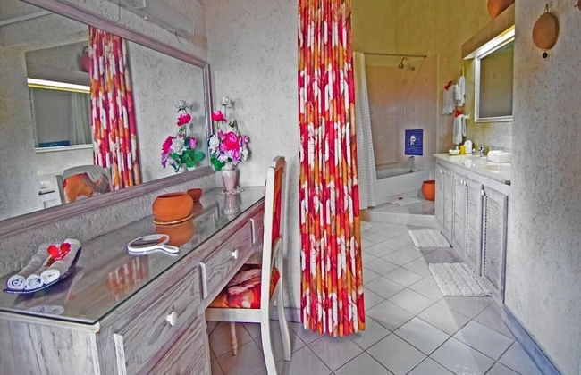 Sea Symphony Barbados - 6 B R Beachfront Villa w Staff - Foto 17