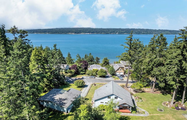 Harborview Getaway by Avantstay Walk to Beach - Photo 2