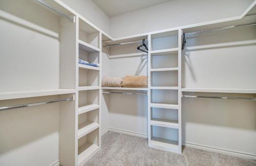 Near Grand Lake Charming Grove Home with Deck - Foto 15