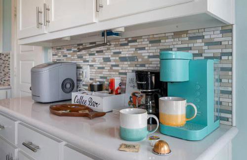 Steps to the Beach | Tiki Bar Fun | Epic Bay Views | Sleeps 8 - Foto 20