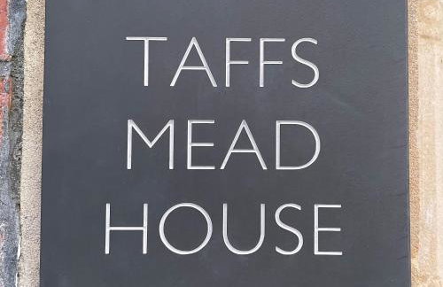 TAFFS MEAD HOUSE Central City Location, nr Stadium, Family Friendly! - Photo 16