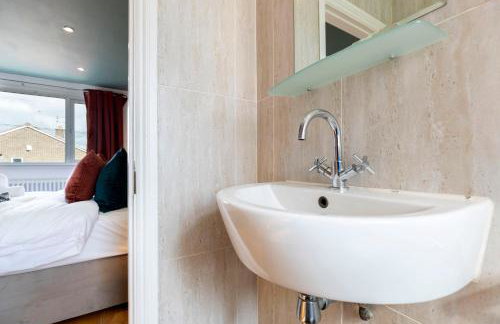 Stunning Bishop Auckland House with 5-bedrooms & 8 Beds Sleeps 12 with Free Parking by PureStay - Foto 58