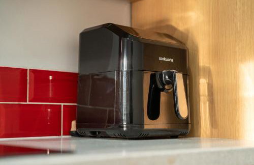 Cosy 3-Bed House With Parking, 5 Mins to QE & Uni - Photo 47