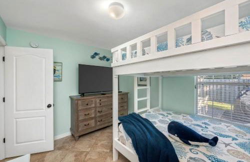 Beautiful Pet Friendly Home! Tropical Pool, Optional Golf Cart & Pool Heat, Minutes to Beach - Foto 39