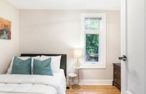 The Auric Door Inn on N Mississippi - Photo 17