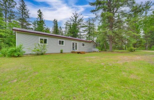 Updated Cabin with 2 Suites, Fire Pit and Forest Views - Foto 32
