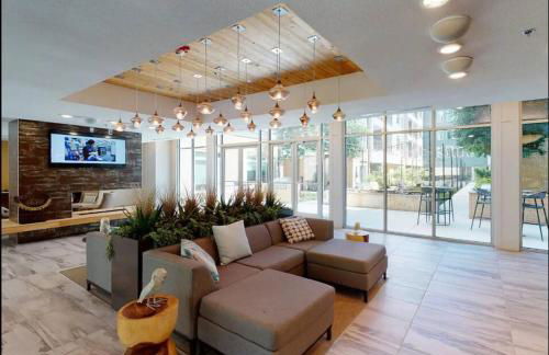 Beautiful RiverWalk Apt with Full Amenities, King Bed & Free Parking - Foto 47