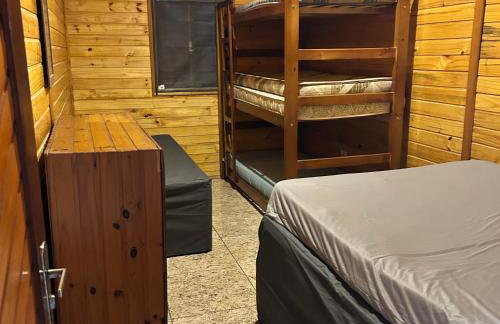 Chalé com PISCINA Privativa, com 2 QUARTOS, ESTACIONAMENTO em Condomínio com PORTARIA 24h, Sauna, Quadras, 3 PISCINAS no condomínio, Pesca e Parquinho Infantil - SmarTV na sala de estar, TV na área CHURRASQUEIRA, Wi-Fi e Cozinha Completa - Foto 37