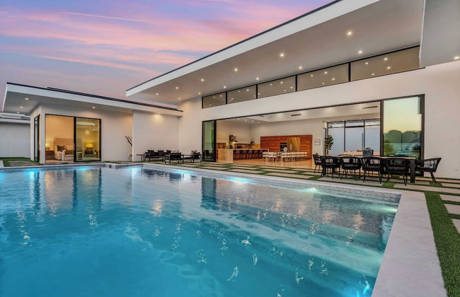 Fine Luxe Retreat w/ Pool & Hot Tub Bravo Villa #15 by Avantstay - Photo 61