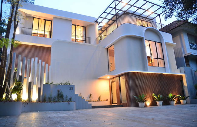 Maplewood Mountain 9BR with Heated Pool - Photo 43