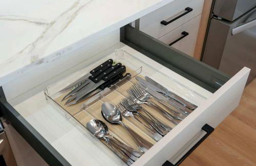 Modern Condo by Med District with Parking & Laundry - Foto 10