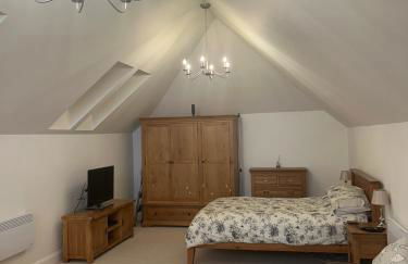 Charming King Bed Ensuite Studio in Peaceful West Challow - Photo 1